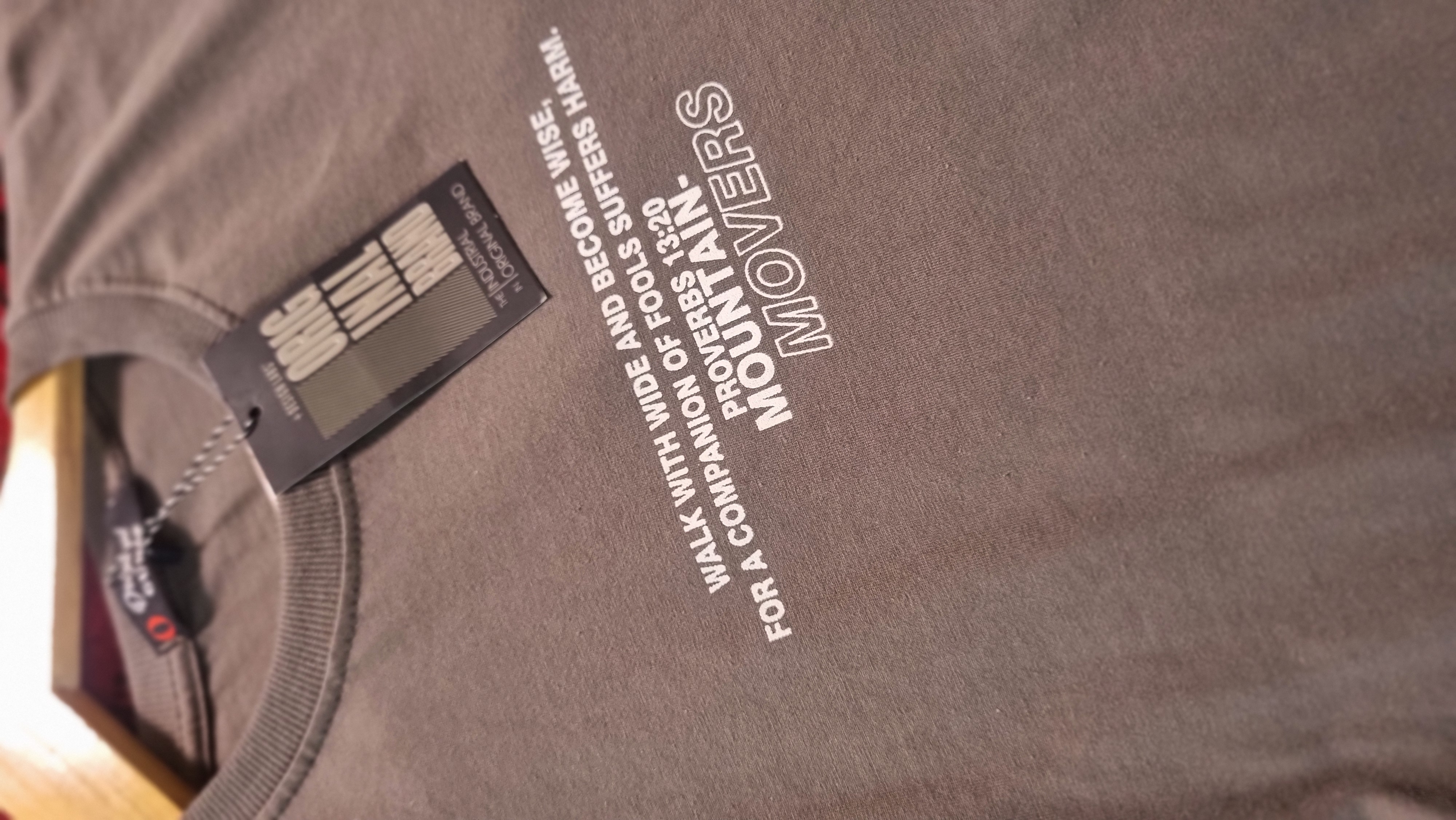 تی شرت آستین کوتاه نخی طرحدار طوسی برند Gunay