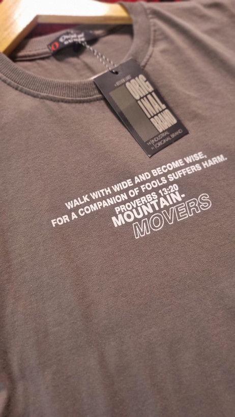 تی شرت آستین کوتاه نخی طرحدار طوسی برند Gunay